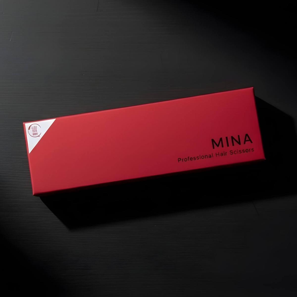Mina Kami cutting scissor in hand showing offset handle