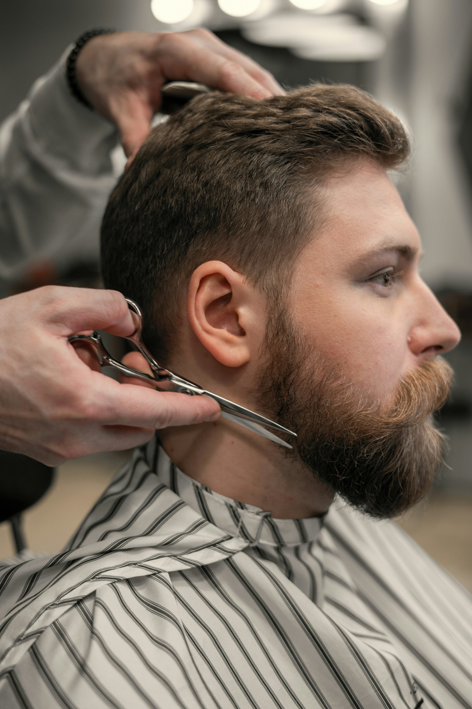 Barber demonstrating a relaxed offset shear grip